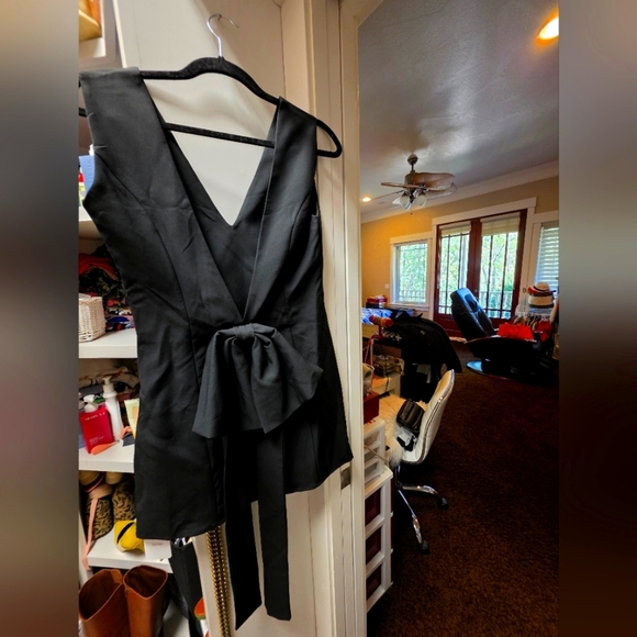 Elegant Black Sleeveless Dress with Bow - Picture 1 of 2